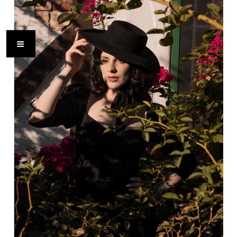 La Femme en noir bolero hat